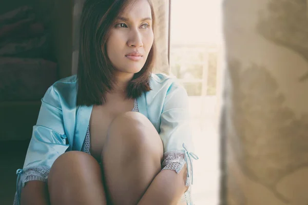 Asia people mournfully looks out her window — Stock Photo, Image