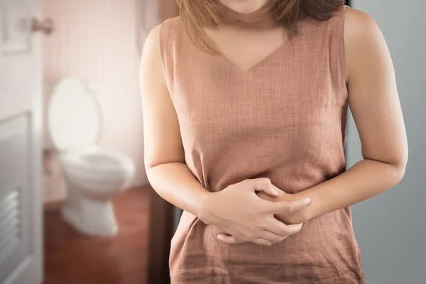 La mujer se despierta para ir al baño. —  Fotos de Stock