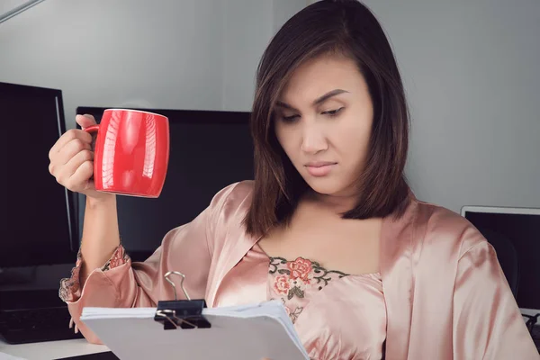 Asiatico donna in raso camicia da notte bere caffè — Foto Stock