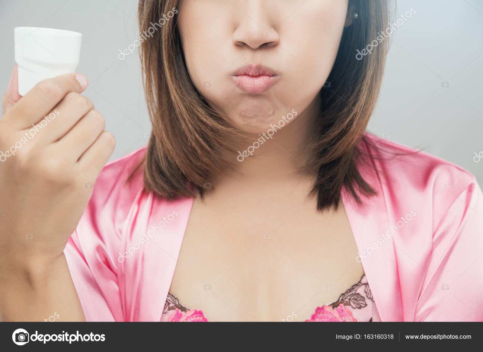 Woman rinsing and gargling while using mouthwash — Stock Photo