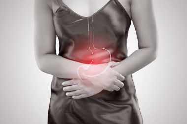 Midsection bir kadın mide ayakta eller ile