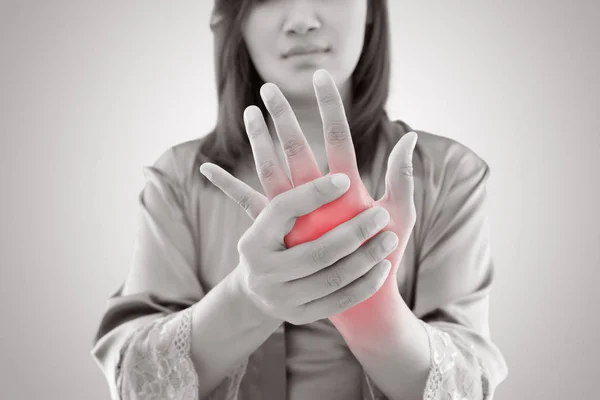 Asiatin hält ihre Hand vor grauem Hintergrund. — Stockfoto