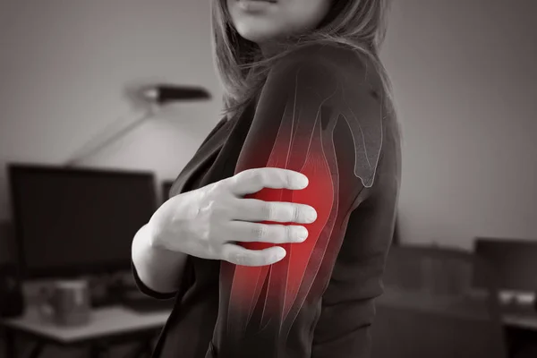 Kvinna med överarm smärta. — Stockfoto
