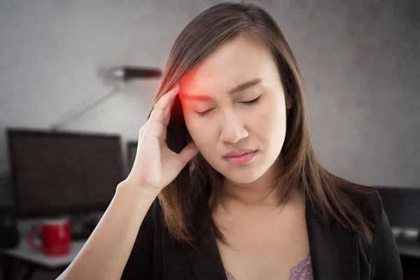 Εργασίας γυναίκα έχει πονοκέφαλο ενάντια σε γκρι φόντο. — Φωτογραφία Αρχείου