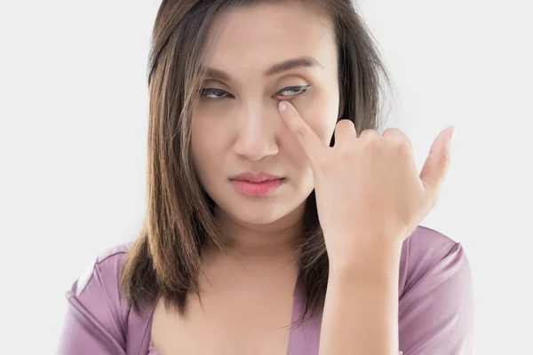 La mujer se frota el ojo con un dedo — Foto de Stock