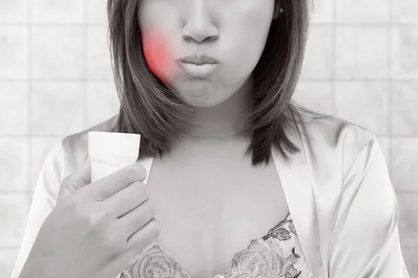 Mujer asiática enjuagando y haciendo gárgaras mientras usa enjuague bucal . — Foto de Stock