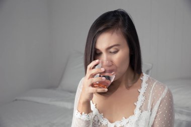 Asyalı kadın beyaz gecelik içme suyu