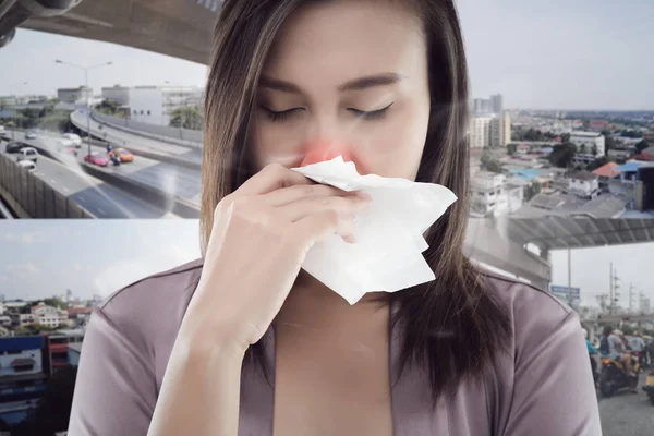 Mulher cheirando fumo tóxico no fundo da cidade — Fotografia de Stock