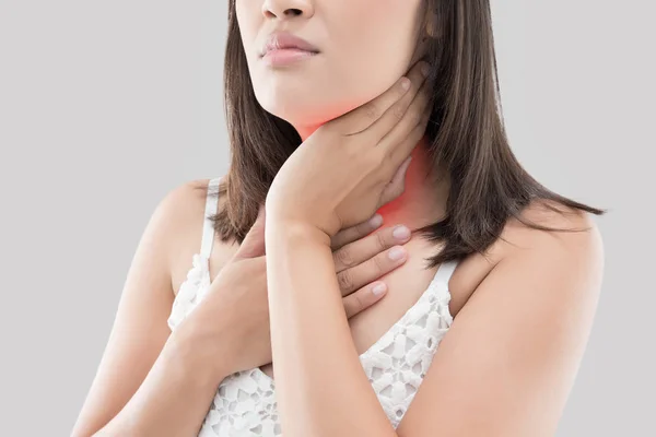 Mujer asiática con dolor de garganta o cuello dolor o glándula tiroides — Foto de Stock