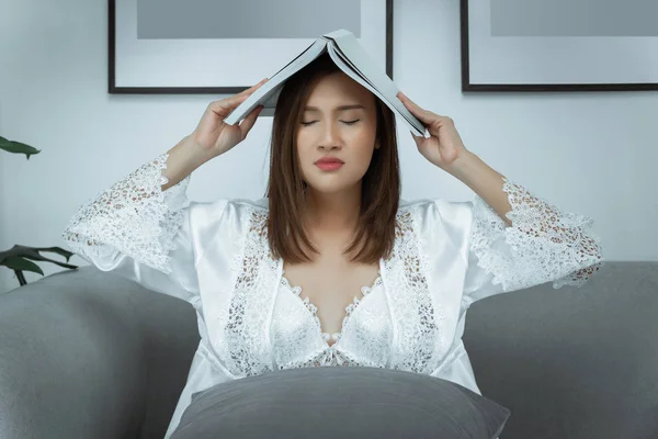 Mujer Asiática Usar Camisón Blanco Bata Satén Manga Larga Con —  Fotos de Stock