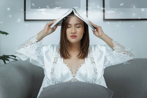 Mujer Asiática Usar Camisón Blanco Que Sufre Tensión Ocular Libro —  Fotos de Stock