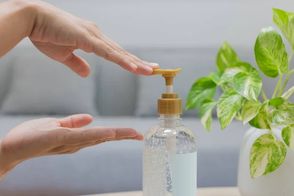 Donne Mani Utilizzando Lavamani Igienizzante Gel Pompa Dispenser — Foto Stock