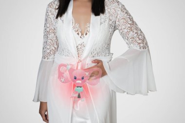 Kadının vücudunda rahmin karikatürü var. Endometriyum çizimi. Sağlık kavramı beyaz arkaplanda izole edildi
