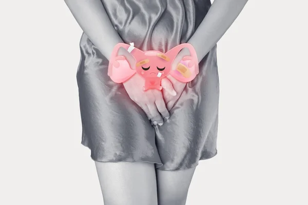 关于子宫坏的漫画插图在女人的身体上 Stomach Ache 被白色背景隔离 女性解剖学概念 — 图库照片
