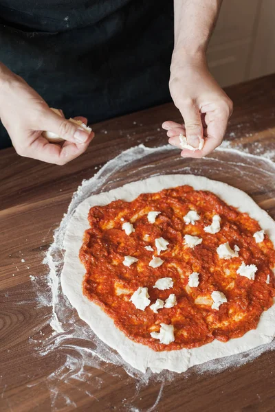 Uomo Sta Cucinando Pizza Braccia Mettono Formaggio Pasta Con Concentrato — Foto Stock