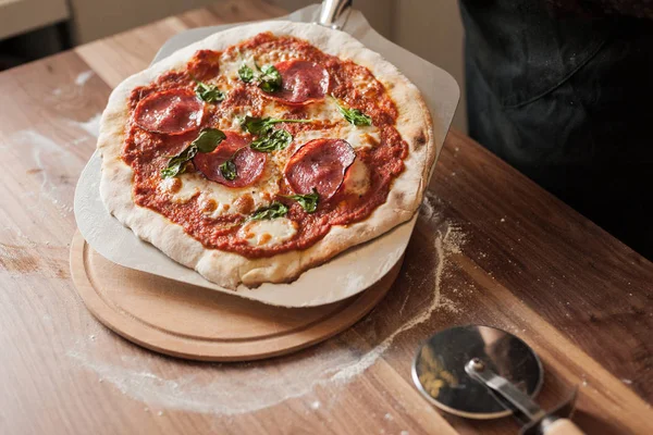 Pizza Pronta Stata Presa Dal Forno Messa Sul Tavolo — Foto Stock
