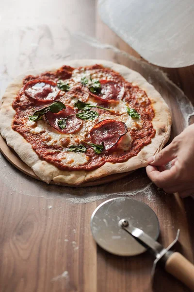 Mano Prende Pezzo Pizza Finita Con Concentrato Pomodoro Salame Formaggio — Foto Stock