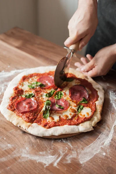 Cuoco Taglia Pizza Con Coltello — Foto Stock