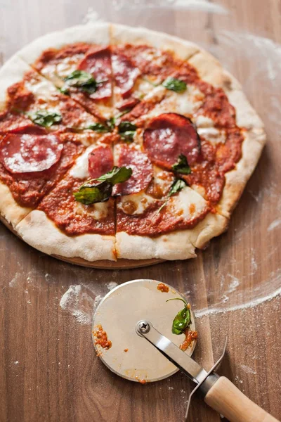 Pizza Tagliata Giace Tavolo Legno Accanto Coltello Pizza — Foto Stock