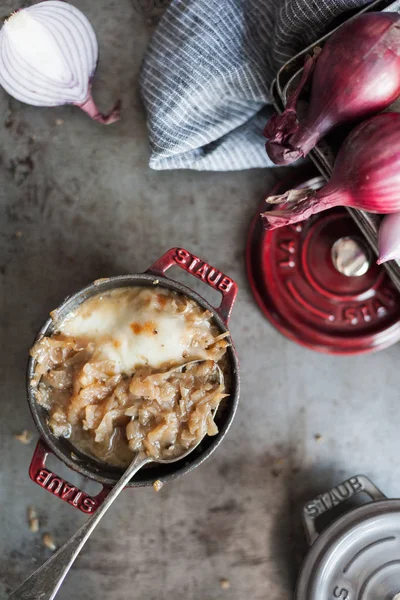 Traditionell Fransk Lök Soppa Med Ost Skorpa Grå Bakgrund Med — Stockfoto