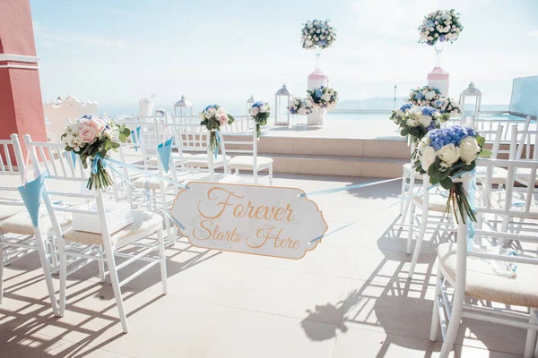 Emplacement Cérémonie Mariage Sur Île Santorin Avec Des Chaises Blanches — Photo