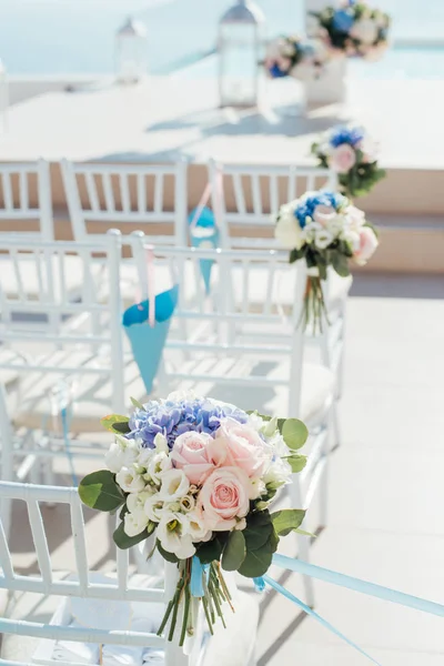 Ort Der Hochzeitszeremonie Auf Der Insel Santorini Mit Weißen Stühlen — Stockfoto