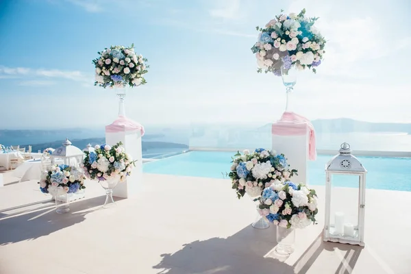 Místo Svatebního Obřadu Ostrově Santorini Bílým Židlí Zdobeny Kytice Květin — Stock fotografie