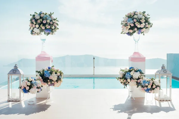 Emplacement Cérémonie Mariage Sur Île Santorin Avec Des Chaises Blanches — Photo