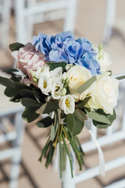 Strauß Weißer Und Rosa Rosen Weißer Lisianthus Und Blauer Hortensien — Stockfoto