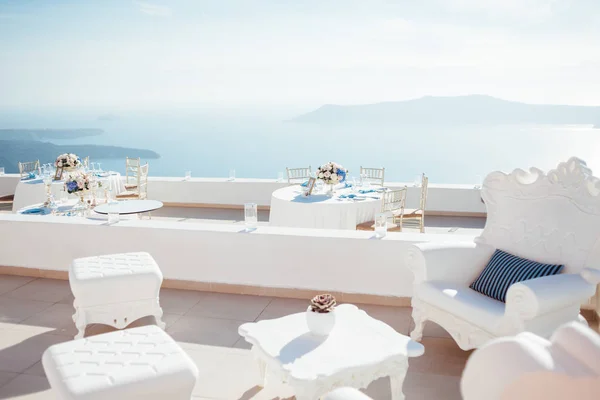 Posto Una Cena Nozze Sull Isola Santorini Con Tavoli Bianchi — Foto Stock