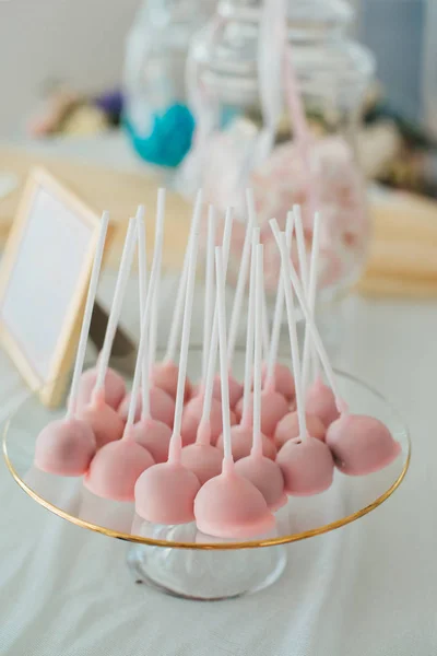 Mesa Postres Para Fiesta Con Caramelos Rosados Sobre Palos Plato — Foto de Stock