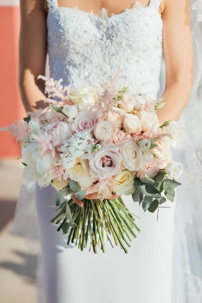 Grand Bouquet Mariage Aux Couleurs Blanches Roses Dans Les Mains — Photo