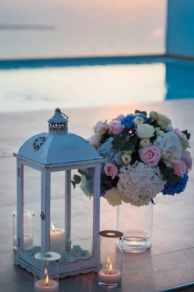 Lanterne Bougies Bouquet Couleurs Bleu Rose Dans Vase Verre Coucher — Photo