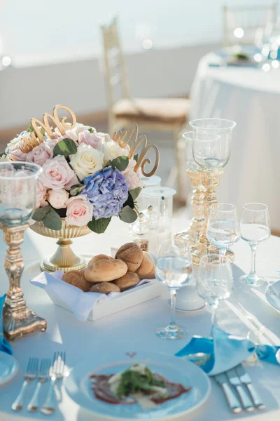 Hochzeitsdekor Von Tischen Auf Der Insel Santorini Gold Blau Und — Stockfoto