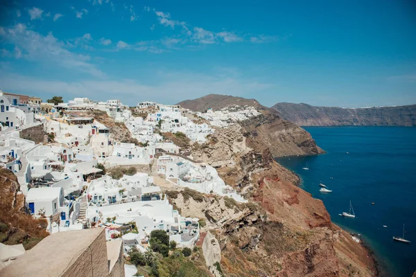 Vista Tradicional Casas Brancas Mar Azul Com Barcos Ilha Santorini — Fotografia de Stock