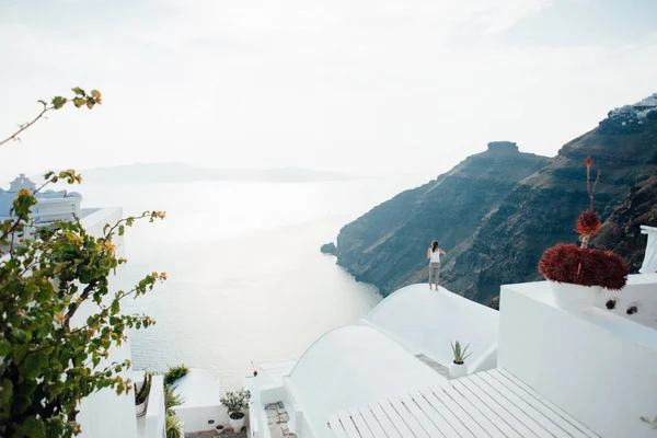 Kız Çatıda Duran Santorini Adası Denize Bakarak — Stok fotoğraf