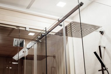 Metal yapısını üst bağlantı elemanları ve sürgülü cam kapı cam kapı iç sauna profili ile Birleşik duş muhafaza içinde merdane