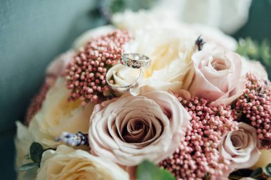 Alyans düğün buket çiçek beyaz ve pembe güller ile elmas ile beyaz metal