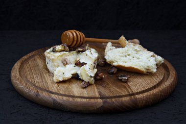 Bal ve fındık ahşap oyun tahtası ile peynir