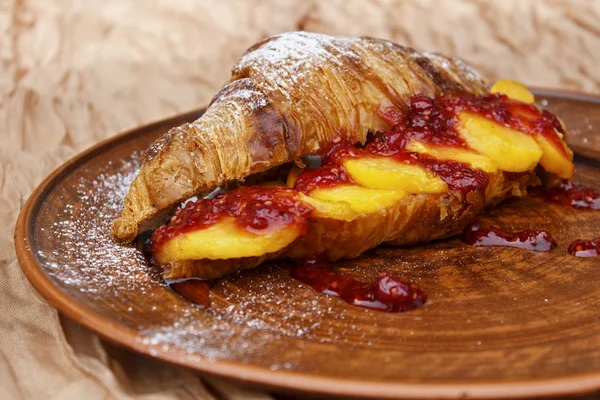 Croissant Con Melocotón Caramelizado Mermelada Bayas Para Desayuno — Foto de Stock