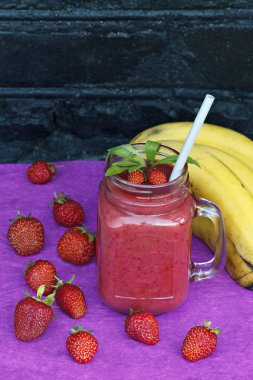 Lezzetli smoothies çilek ve muz ile. Yaz parlak renkler