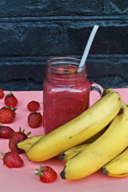 Lezzetli smoothies çilek ve muz ile. Yaz parlak renkler