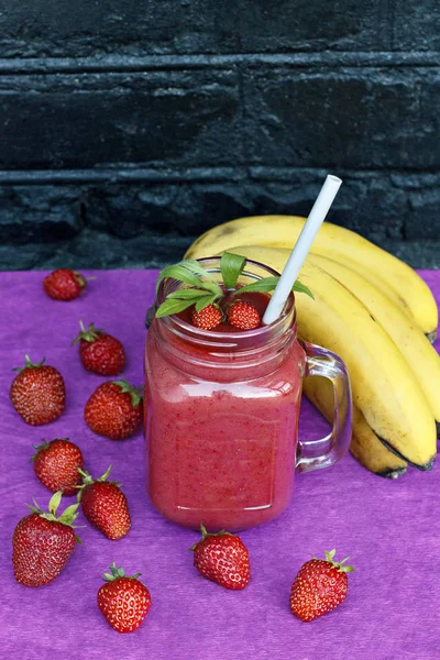 Lezzetli smoothies çilek ve muz ile. Yaz parlak renkler