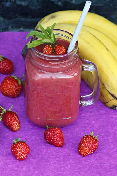 Deliciosos batidos con fresas y plátano. Colores brillantes del verano — Foto de Stock