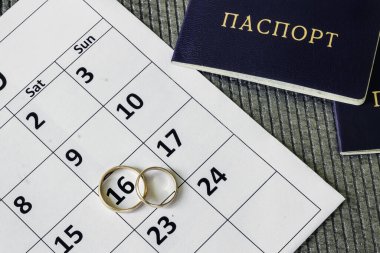 Klalendar, pasaportlar ve alyanslar. Hafta sonu. Nişan. Düğün..