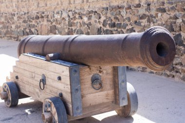 eski canon savaşlarda silah olarak kullandı. ağır ve güçlü silah güçlü askeri kuvvetleri tarafından eski tarihi öğeleri savaşların taşıdı