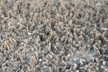 doğal ağır kayalar ve tuğla duvar kağıdı, gri kum tepeleri ve inşaat için kullanılan kayalık malzeme