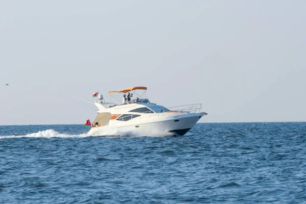 PEQUEÑO BUQUE - Un barco de recreo marítimo en un crucero Un comercial — Foto de Stock