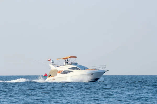 PEQUEÑO BUQUE - Un barco de recreo marítimo en un crucero Un comercial — Foto de Stock