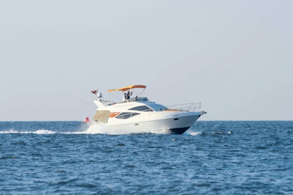 Ъ-Газета - Морское прогулочное судно в круизе — стоковое фото